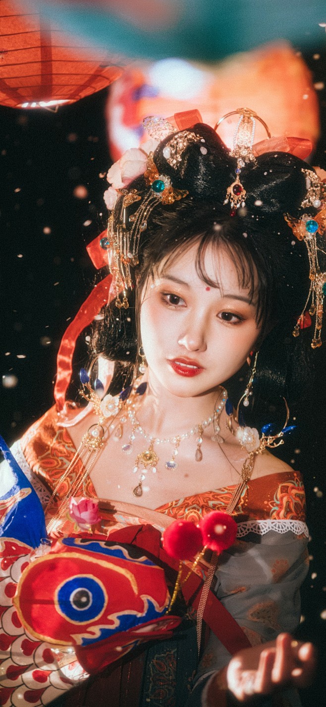 汉皇重色思倾国， 御宇多年求不得。 采集@别致的七