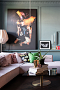 一个抢眼的主题墙可以这样打造 - 牛妞漫生活 : 今天分享一套位于瑞典斯德哥尔摩的公寓，该公寓1903建立，已经有一百多年的历史。通过色彩的运用，翻新后的公寓非常漂亮，在这里我们足以见证色彩的魔力。神秘的蓝色墙面、淡紫色沙发，一点点绿色和花色抱枕点缀得刚刚好。客厅沙发旁边的一面墙上做了一个隔板，摆放上抢眼的挂画和色彩讲究的书本的装饰，形成了一个非常震撼的视觉中心点。即使色彩你不敢这么大胆，墙面的装饰手法实现起来很简单，不妨可以参考一下。 本文为本网站原创文章，转载请联系本网。转载必须注明出处并附上链接。 