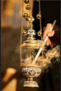 【Thurible】是一种可以通过链子提起的小香炉，里边放置着香粉供仪式时燃烧，广泛的用于罗马天主教、东正教、信义宗等宗教，在各种艺术作品中也很常见。一般将拿着它的人称为thurifer。Thurible也可以挂在空中或者放置在地上用来焚香(censing)。在很多圣窗玻璃上，都能看到拿着小香炉的Censing Angel。 ​​​​