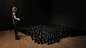 色列艺术家 Daniel Rozin 是一位艺术创作者及教育家他以擅长制作镜像互动装置闻名，她的其中一件展出作品，名为〝Penguins Mirror – 企鹅镜〞的创作萌到爆炸，由 450 只会旋转的机器企鹅所组成。利用企鹅腹背黑白颜色的对比，互动者只要站在装置前面动作，可爱的企鹅们就会跟随影子互动。