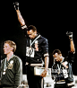 1968年墨西哥奥运会200米夺冠后，Tommie Smith和John Carlos一起在领奖台上举起戴着黑手套的拳头，为黑人权利运动做无声的呐喊，这张照片也被称为：BlackPower