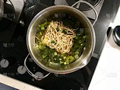 用蒸汽煮拉面。