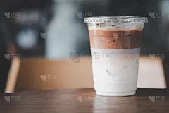 餐厅和咖啡厅木桌上的冰拿铁咖啡杯