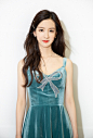陈都灵在《快乐大本营》一改清纯造型，身穿墨绿色绸缎裙的她大秀雪肌，小秀性感。