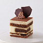 经典的提拉米苏口味，外加巧克力脆脆，精心设计的蛋糕美味。