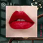 本宫今天一定要给各位姐妹品品这东方浪漫——
—————————花西子雕花口红

复古金闪外壳 质感很棒 膏体上的雕花十分精致 这哪是口红 简直就是艺术品啊！

下面给大家试试三只新色号（无滤镜 轻磨皮）
- M115御宫绣 复古红  冷艳成熟 显白更显气质～...展开全文c