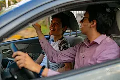 学习开车。两个年轻人在开车