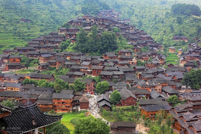 一整片房子苗寨中国古城古建筑山上的房子