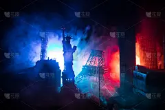 空荡荡的街道，燃烧的城市，地面上的火焰和爆炸的烟在远处。以城市中心区为背景的灾难电影海报概念。夜景。