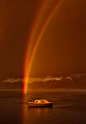 57岁的业余摄影师汤普森近日在澳大利亚维多利亚海面上幸运的拍摄到了一条“孪生彩虹”，彩虹不仅反射在海面上，而且从不同的角度看上去从水中产生了两条彩虹，景色颇为罕见。