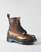 Dr. Marten - 1460 8-Eye Boot in Bronze
1460 8 孔靴自街头流行鼻祖Dr. Martens 自1960年4月1日首推之日起一直风靡至今，如符号般的存在