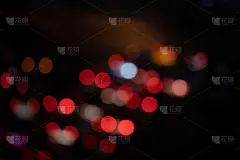 灯光之夜在城市蓝色的散景抽象的黑色背景模糊的镜头闪光反射美丽的圆圈闪烁圣诞快乐和新年贺卡庆祝灯街道与