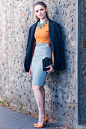 活跃的瑞士时尚博主Kristina Bazan一直保持fashion lady优雅与甜美元素融合的标志性着装方式。海报编编带来她的服饰搭配合辑，看看你是否喜欢吧？