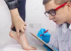 一位整形外科医生正在检查一位女士的腿。足部疼痛，肌腱扭伤，炎症，扁平足，滑囊炎，筋膜炎。足部疾病的治