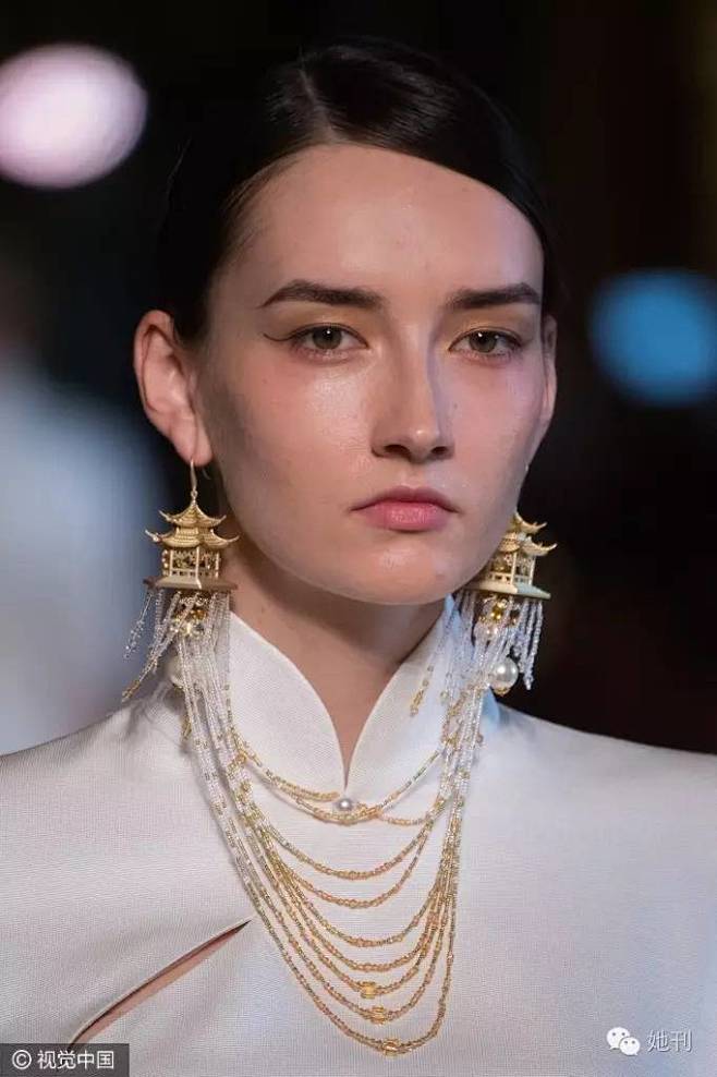 不止服装
模特的耳饰也颇具特色
一个个玲...