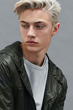 clalamomo采集到Lucky Blue Smith（拉奇·布鲁·史密斯）