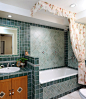 卫生间的台盆底柜与浴室更协调，柜门采用了镶嵌花砖的方式来装饰，看起来更别致。
