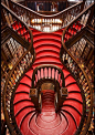 莱罗书店Livraria Lello
葡萄牙，波尔图
Livraria Lello位于葡萄牙的波尔图，开张于1881年，书店中央有一个巨漂亮的一直通到楼顶的哥特式木制楼梯，试着来这找一找“天国阶梯”的终极定义吧~