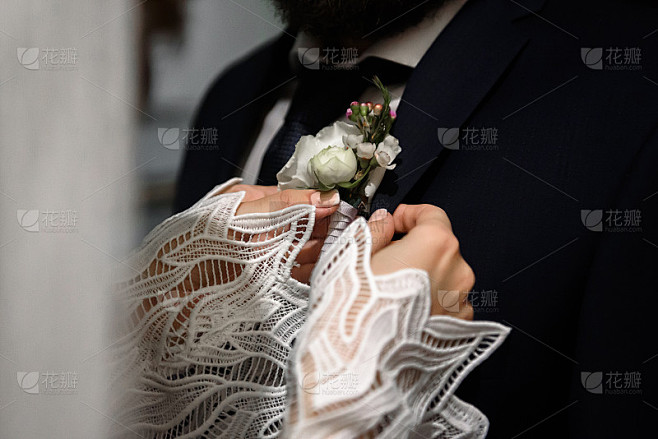近距离新娘穿胸襟到新郎的礼服，复制空间。新婚燕尔，新婚燕尔。结婚的概念