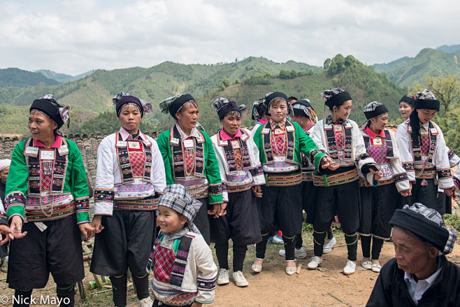 White Yi women danci...