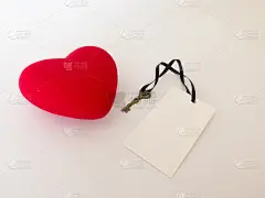 关于爱情的背景心和钥匙，白色的背景