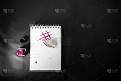 融合传统手工硬拷贝笔迹与墨水和羽毛，数字书写符号# hashtag社交网络符号与复制空间文本