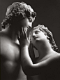 18.19世纪意大利著名艺术家Antonio Canova的雕塑作品。Antonio Canova是新古典主义时期欧洲艺术界最重要的雕塑家之一。Canova最初倾向于巴洛克风格，创作了许多以古代神话传说为题材的作品。他最著名的作品，也是整个19世纪雕塑中最著名的图1中的《丘比特与普赛克》，现藏于法国卢浮宫博物馆。 ​ ​​​​