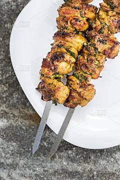烤羊肉串上吐痰
