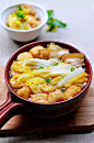 【砂锅娃娃菜】材料：五花肉250克，娃娃菜 1颗，油豆腐 20颗，大蒜5瓣；调味料：盐 1/2小匙，蚝油 1大匙，生抽1大匙，鸡精1/4小匙、老干妈1/2大匙(不吃辣可免)。制作：1.将五花猪肉放至冷水锅内煮至熟，取出切成薄片。2.大蒜去皮切成小段，娃娃菜切成小段，分开叶片和根茎部分。3.炒锅烧热，放入油，凉油放入肉片，小火煸炒至肉片出油脂，肉片转金黄色。4.下入娃娃菜根茎部份，加入盐、蚝油、生抽、鸡精、老干妈，炒至根茎变软，再加入叶片部份。 #家常菜# #食谱#_Live丨关于吃的 _M美食 #率叶插件