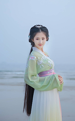 董怡广告采集到美女海报