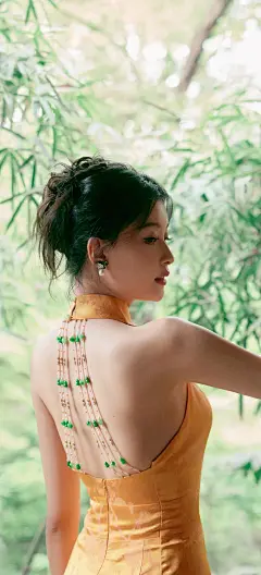 美女鼻子～孙怡身穿一袭黄色旗...@霁枫壁纸美图的动态