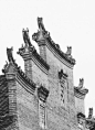 中国古典建筑的“八大”元素之一马头墙
马头墙，是徽派建筑的重要特色。在聚族而居的村落中，民居建筑密度较大，不利于防火的矛盾比较突出，而高高的马头墙，能在相邻民居发生火灾的情况下，起着隔断火源的作用，故而马头墙又称之为封火墙。　　马，在众多的动物中可以称得上是一种吉祥物，这也许是古徽州建筑设计师们为什么要将这种封火墙，称之为“马头墙”的动机。　　马头墙的“马头”，通常是“金印式”或“朝笏式”，显示出主人对“读书做官”这一理想的追求。高大封闭的墙体，因为马头墙的设计而显得错落有致，那静止、呆板的墙体，因为有了