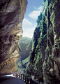 Taroko Gorge, Hualien,Taiwan。花莲太鲁阁国家公园，是中国台湾地区的著名“国家公园”旅游圣地之一，位于台湾岛东部，地跨花莲县、台中县、南投县三个行政区。园内有台湾第一条东西横贯公路通过，称为中横公路系统。国家公园内的游憩资源大部分都分布在中横公路东段沿线，如长春祠、太鲁阁峡谷、九曲洞、天祥，另外还有鬼斧神工的苏花公路清水断崖、景色清新的娃娃谷，都是著名风景据点、旅游圣地。 #美景# #国外# #攻略# #景点#