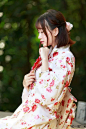 迎韧季节的风，我嗅来作别的雨，一枚叶子的飘零，悠悠荡荡里，无言有声的写意着岁月风情。我植一脉温情，用微笑来送，用微笑来迎，一如我知道，有一种缘与血脉相连，定会在晨昏暮鼓时间的过道里，再度相逢。#摄影#。美女，图片集、文字控、美图控。人物