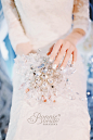 Frozen 冰雪主题婚礼+来自：婚礼时光——关注婚礼的一切，分享最美好的时光。#冰雪主题婚礼# #水晶手捧花#
