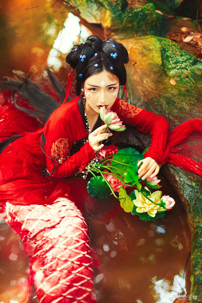 朱颜染尘
| 锦鲤 |
“做鱼有什么好的...