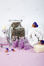 水疗中心的概念。芳香蜡烛，肥皂美容和水疗化妆品