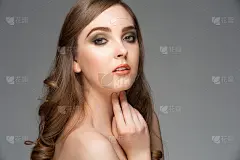 亮色妆容的女人