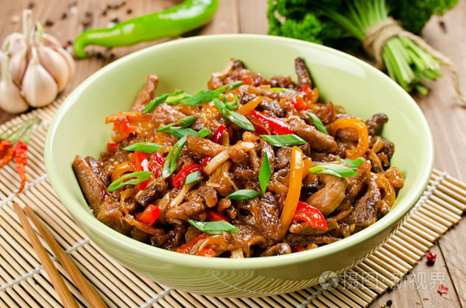 搅拌炒猪肉、 青椒、 洋葱和大蒜