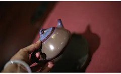 器世界钧瓷茶具#白胜利钧瓷作品 钧窑石瓢茶壶# 手工拉坯 钧瓷精品茶壶  石瓢壶久盛不衰，还在于壶型优势。自编顺口溜为：“下大上小梯形身，利于聚热和发茶；压盖阔口桥形钮，方便提拎清茶渣；三足鼎立壶身扁，安稳摆置好端拿；壶面宽广宜书画，喝茶品壶才为雅。”