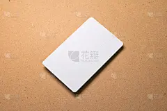 木质背景上的白色卡片。设计用纸板纸模板。