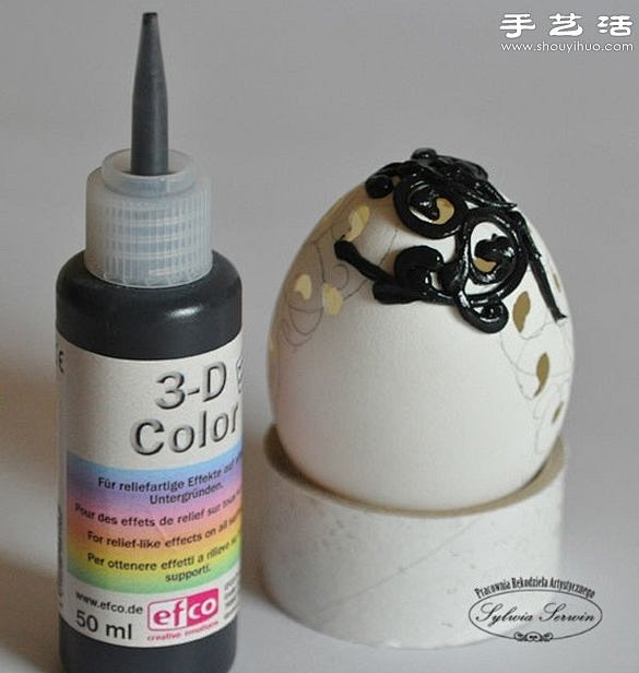 用3D模型胶在蛋壳上顺着画好的图案进行D...