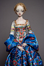 Marina Bychkova 俄罗斯娃娃雕塑制作艺术家 1982年出生于俄罗斯，14岁随家人移民到加拿大. 2006年毕业于艾米丽卡尔艺术与设计学院美术系，毕业后又选择了继续学习珠宝设计。2002开始做娃娃，决定以此为生。 Enchanted Doll 翻译过来就是“被施了魔法的人偶"。Marina Bychkova 在古老神话和童话故事里寻找创作灵感，用独特的解读方式重塑了人物，以绚丽而不乏诡异色彩的想象力制作了这些精致绝伦的人偶。每个仿佛有灵魂一样，美得令人窒息 ……