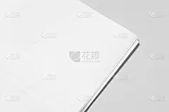 灰色背景上的空白报纸模型。