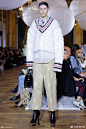 #2018春夏时装周#【#巴黎时装周#|T台秀场】Thom Browne 2018春夏系列以童话世界为基调，他认为时尚是幻想，放大梦想，所以模特装扮成独角兽，美人鱼，男人穿着白色的纱裙套装，紧身胸衣等，把幻想带入现实，而珍珠亮片的细节装饰更是展现了设计师追求服装的态度。组图>>OThom Browne 2018春夏 更多 ​​​​...展开全文c