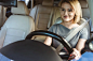 迷人的微笑的女实业家驾驶汽车 — 图库照片#