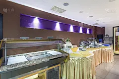 自助餐台设置在酒店
