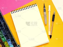 模板与空白笔记本和绘图工具在白色，黄色和粉红色的纸背景。