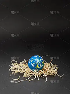 装饰复活节彩蛋在一个巢在一个黑暗的背景