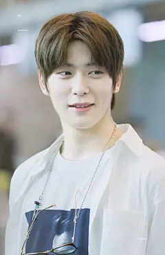 #郑在玹丛林的法则# #郑在玹# #JAEHYUN# 
170815 仁川机场出发 饭拍高清
原图：O网页链接  O网页链接
cr.pianissimo_jh
❥超级话题#郑在玹#
❥澳门团票O网页链接 ​​​ ​​​​